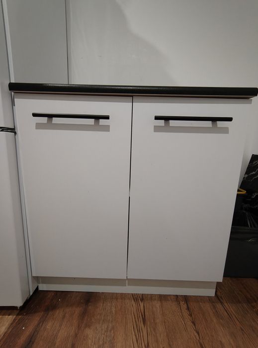 Szafka kuchenna stojąca biała z czarnym blatem