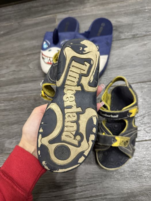 Віддам безкоштовно книжки на укр мові капці і сандалі для хлопчика