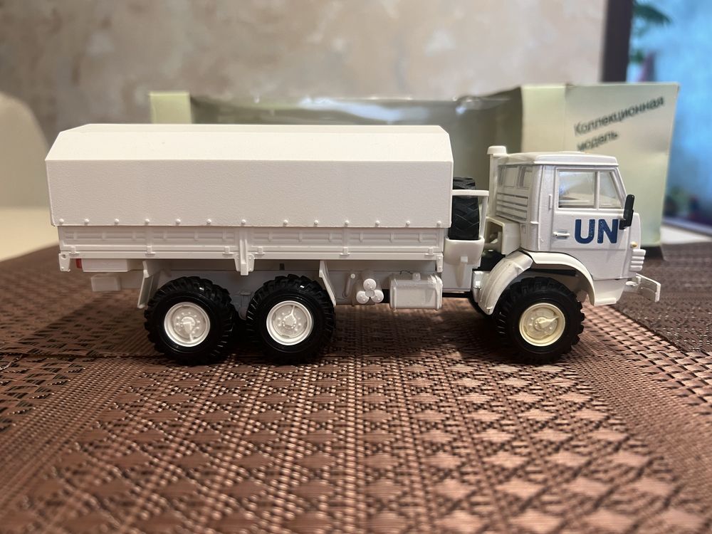 Модель Камаз-4310 UN + родная коробка Масштаб 1/43