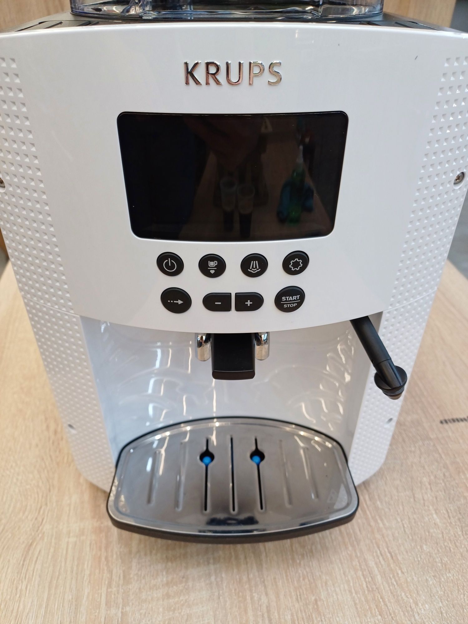 Продам новую  кофемашину Krups EA816170