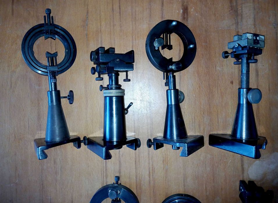 Тримачі оптичних елементів для використання в оптичних лавах і столах