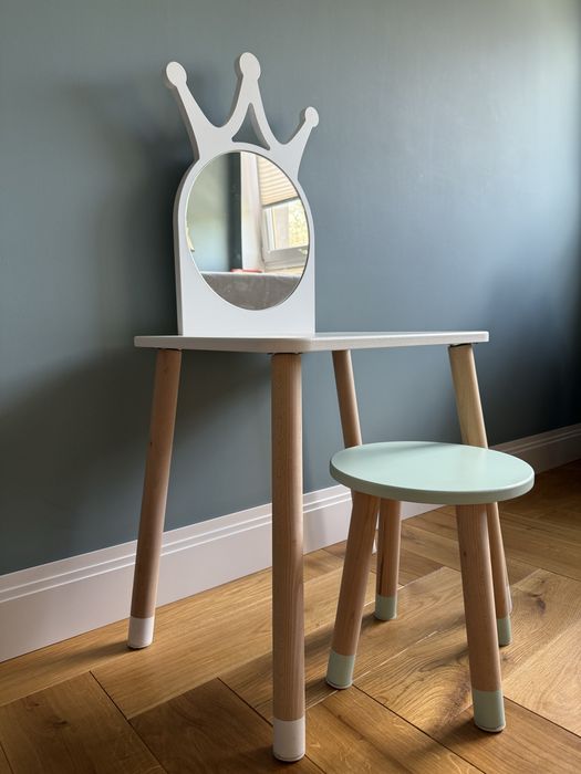 Toaletka z lustrem i krzesełkiem