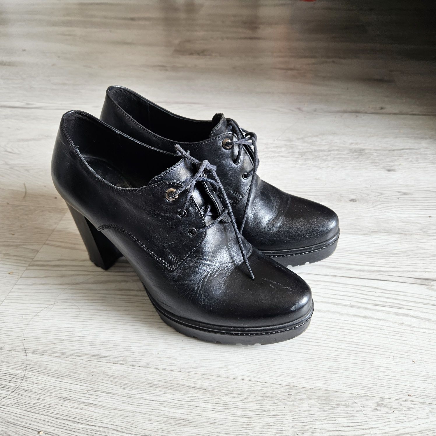 Buty skórzane na obcasie firmy Lasocki