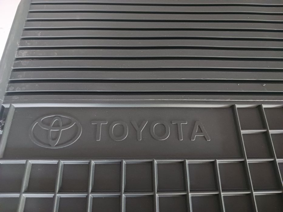 Oryginalne dywaniki gumowe Toyota Camry