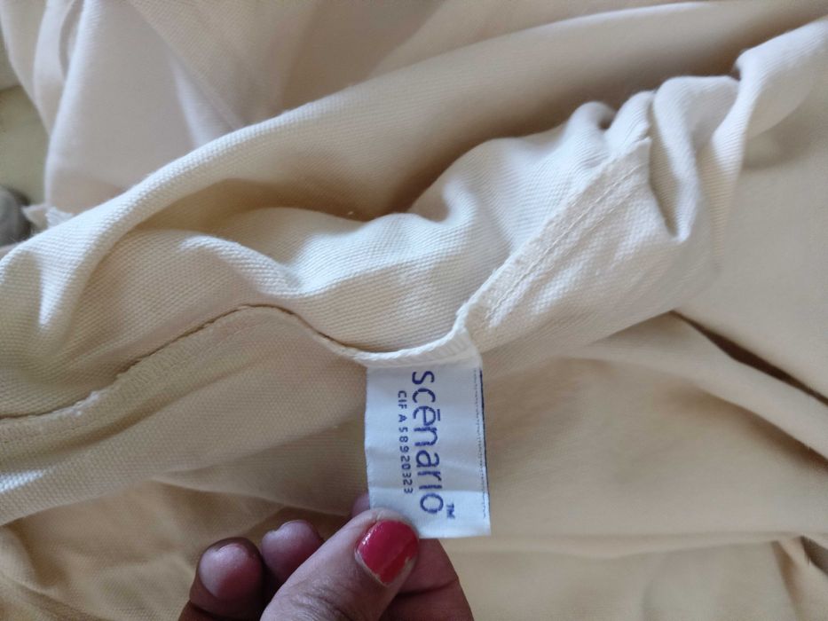 Sofá de três lugares e 2 poltronas em couro castanho.