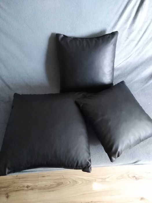 3 poduszki skórzane.