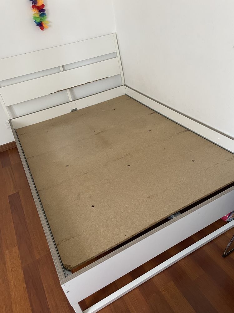 Cama de casal sem colchão