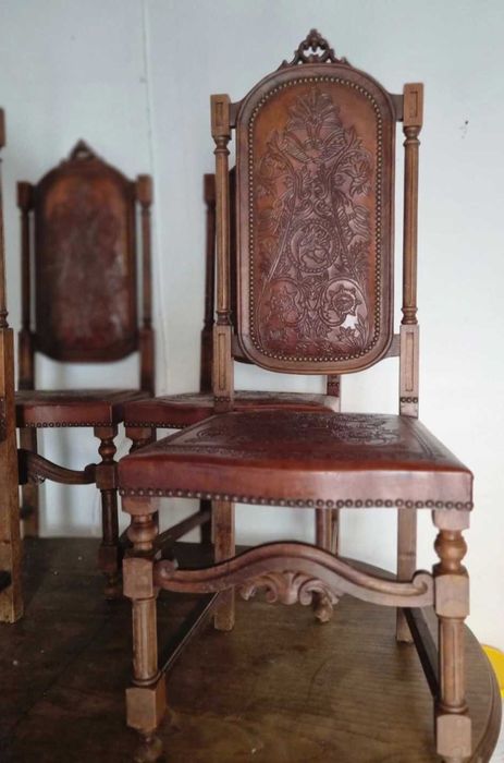 Mesa de jantar e cadeiras