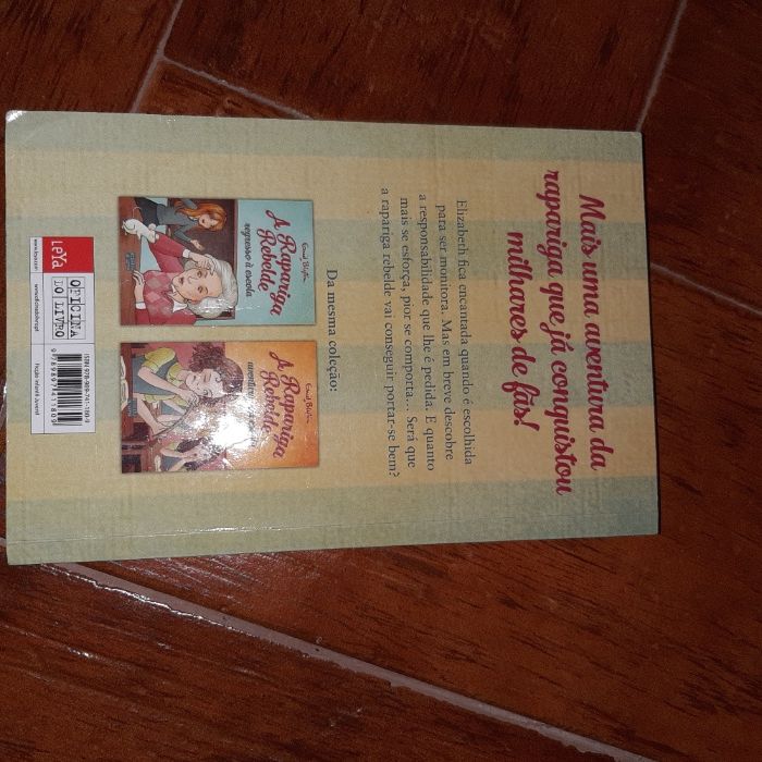 Livro A Rapariga Rebelde Brilha na escola, como novo.