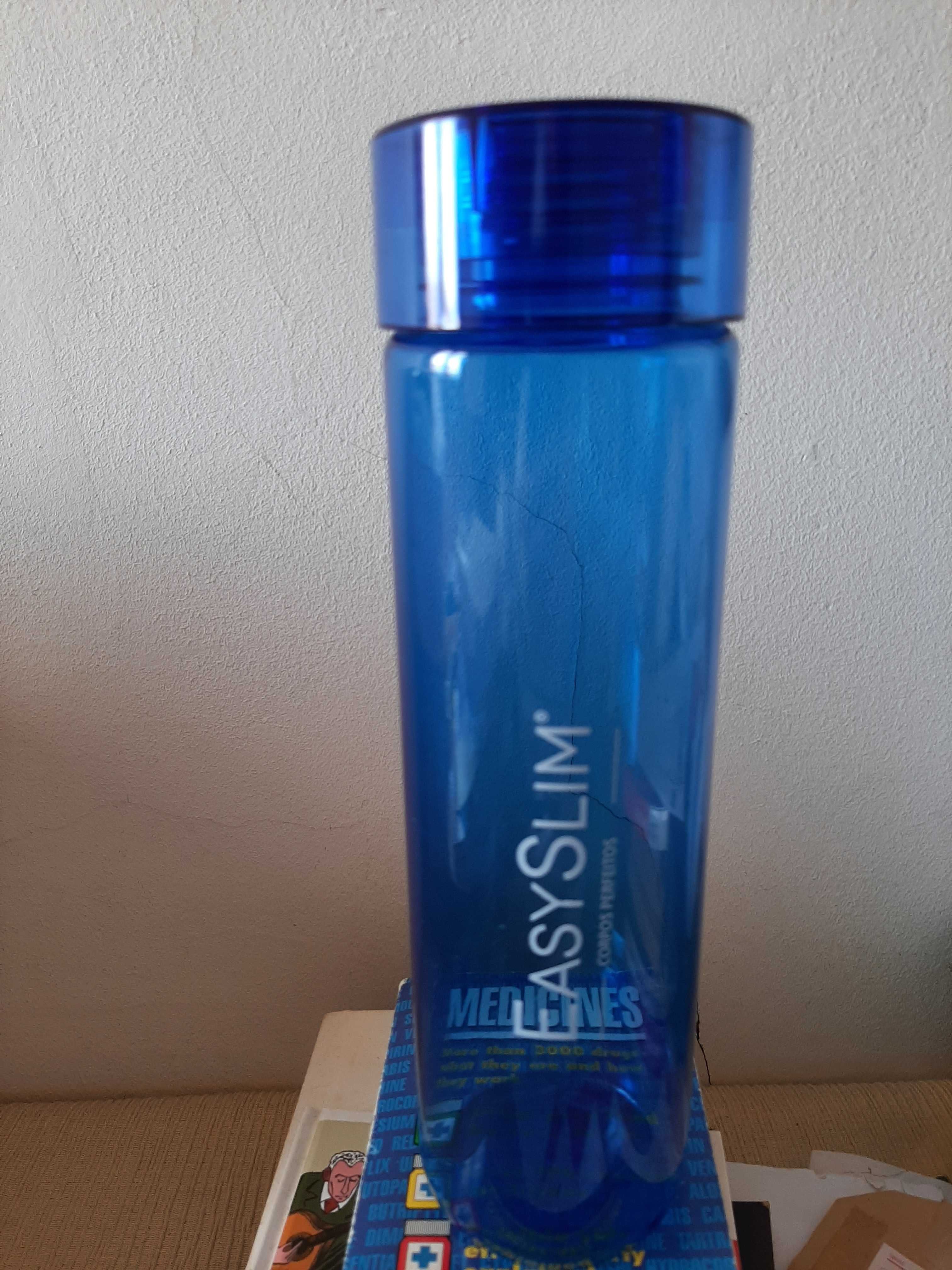 Garrafa Azul EasySlim em plástico forte c/tampa
