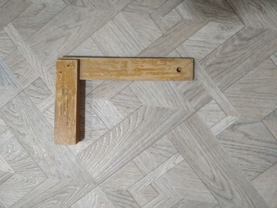 Угольник столярный