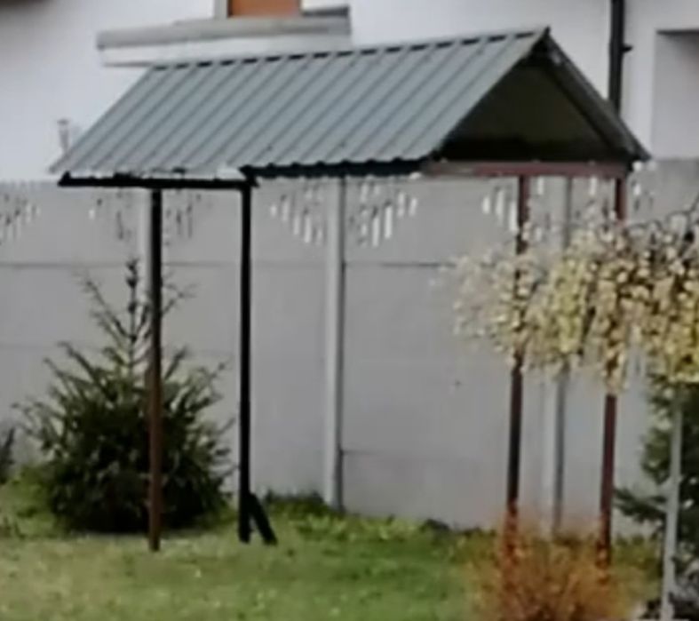 Daszek ogrodowy, mała wiata, suszarka do prania.