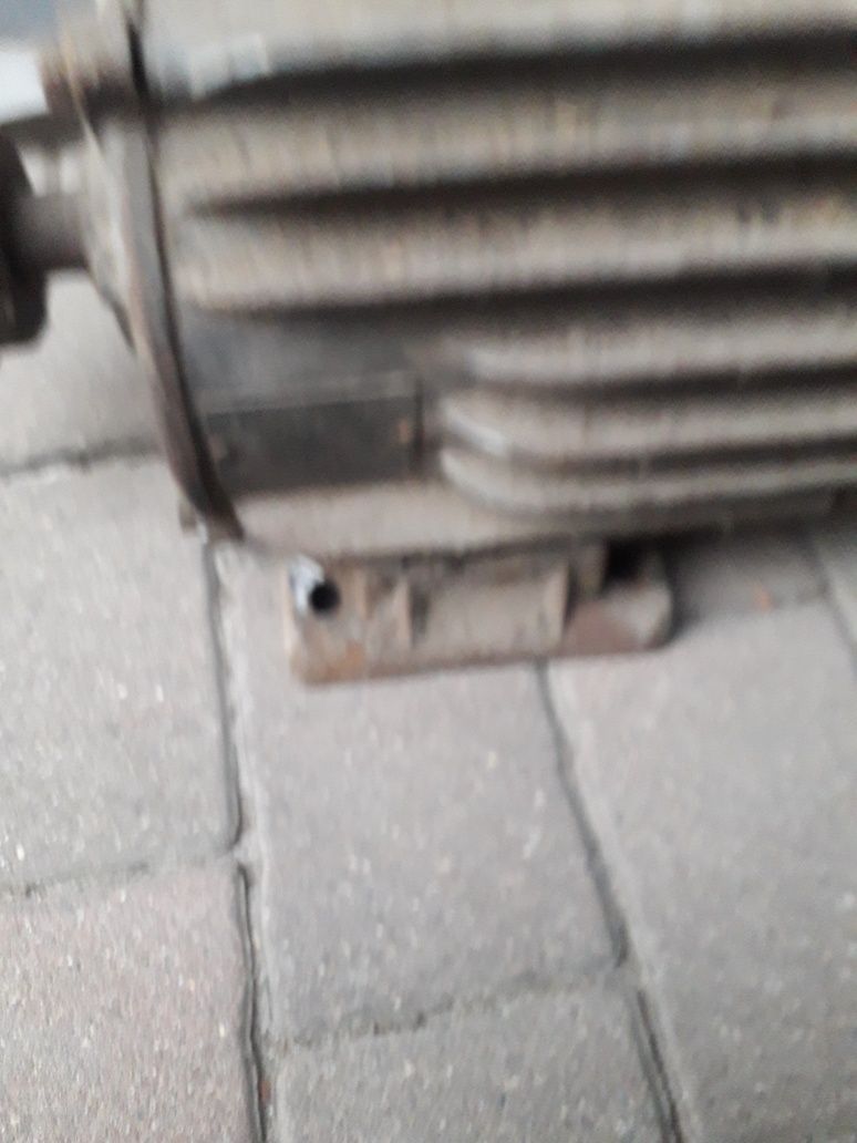 Silnik trójfazowy oraz wałek do piły