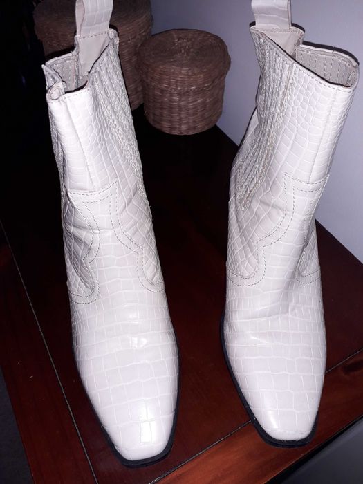 Botas novas 39 brancas AGORA 20€ ANTES 25€