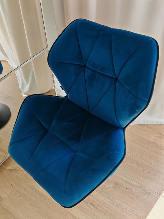 Krzesło obrotowe welurowe - ciemne morze - czarny dysk