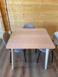 Mesa quadrada de madeira (tipo Lisabo da Ikea) e 3 cadeiras