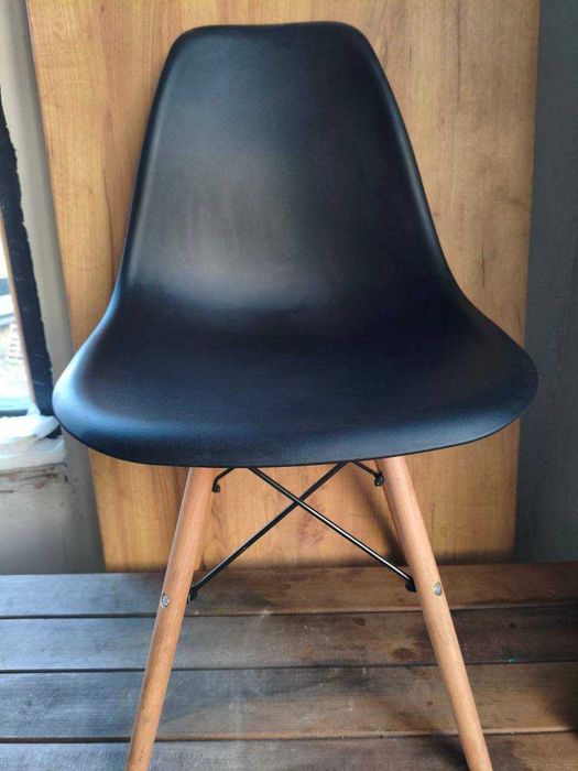 Пластикові стульчики на деревʼяних ніжках.