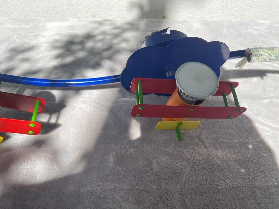 Candeeiro teto, quarto criança( cada lâmpada tem um avião)