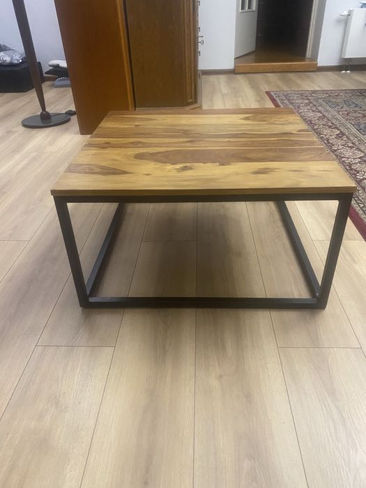 Nowoczesny stolik kawowy z drewnianym blatem metalowymi nogami