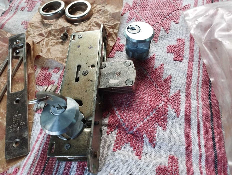 Замок для вхідних  металевих дверей та воріт  врізний Мотор Січ