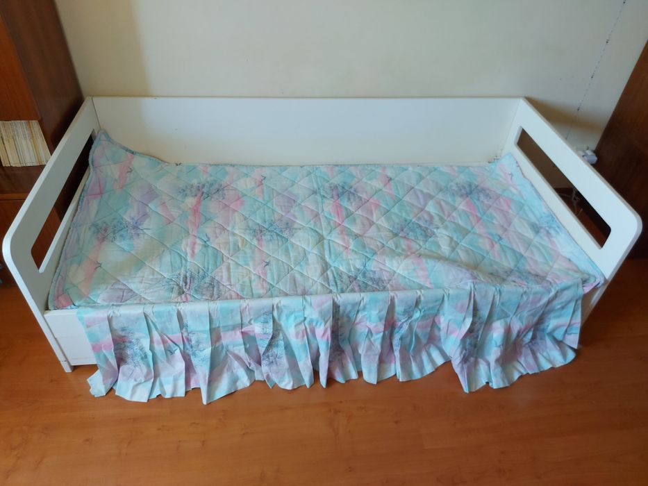Cama de corpo e meio com arrumação