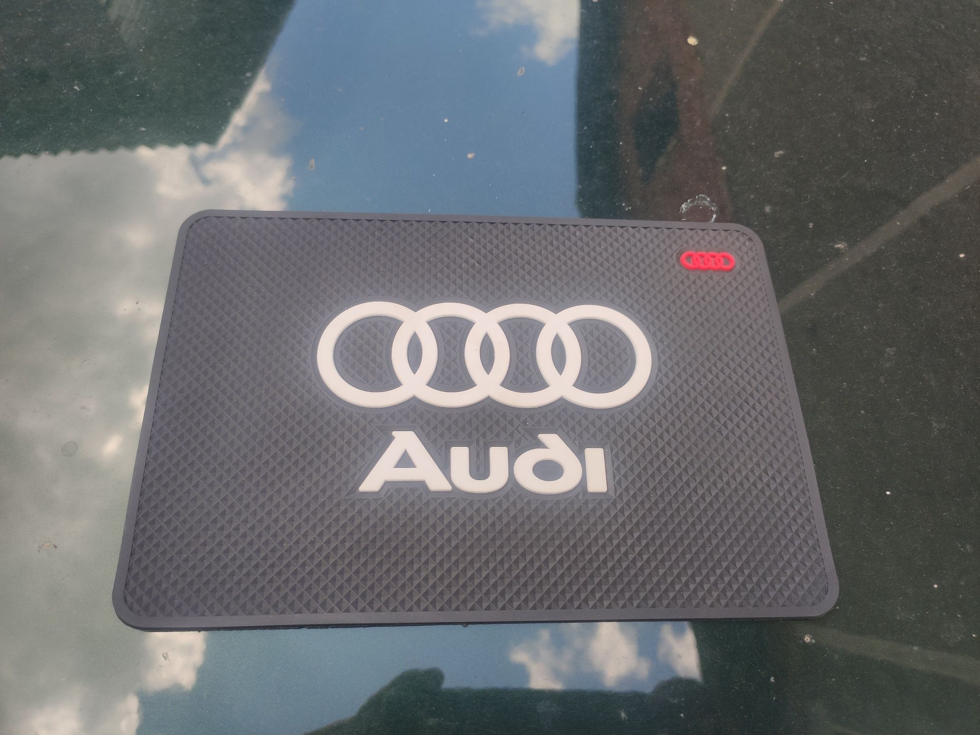 Коврик на торпеду audi