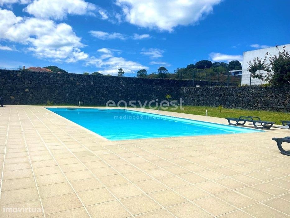 Moradia T4 com jardim e quintal na Fajã de Baixo - Condomínio Fechado