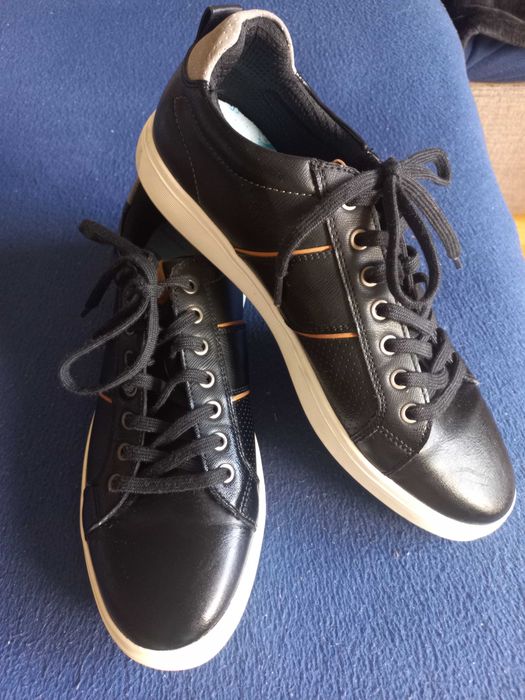 Sapatos / Sapatilhas para uso informal ou clássico.