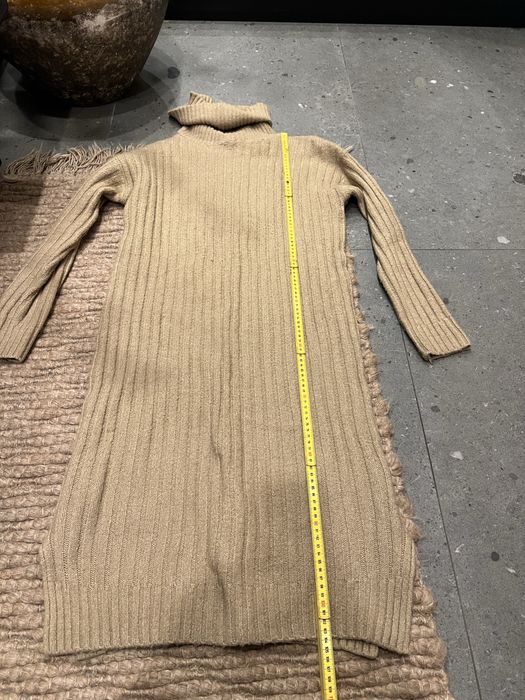 Midi beżowa sweterkowa sukienka z golfem, na jesień-zimę