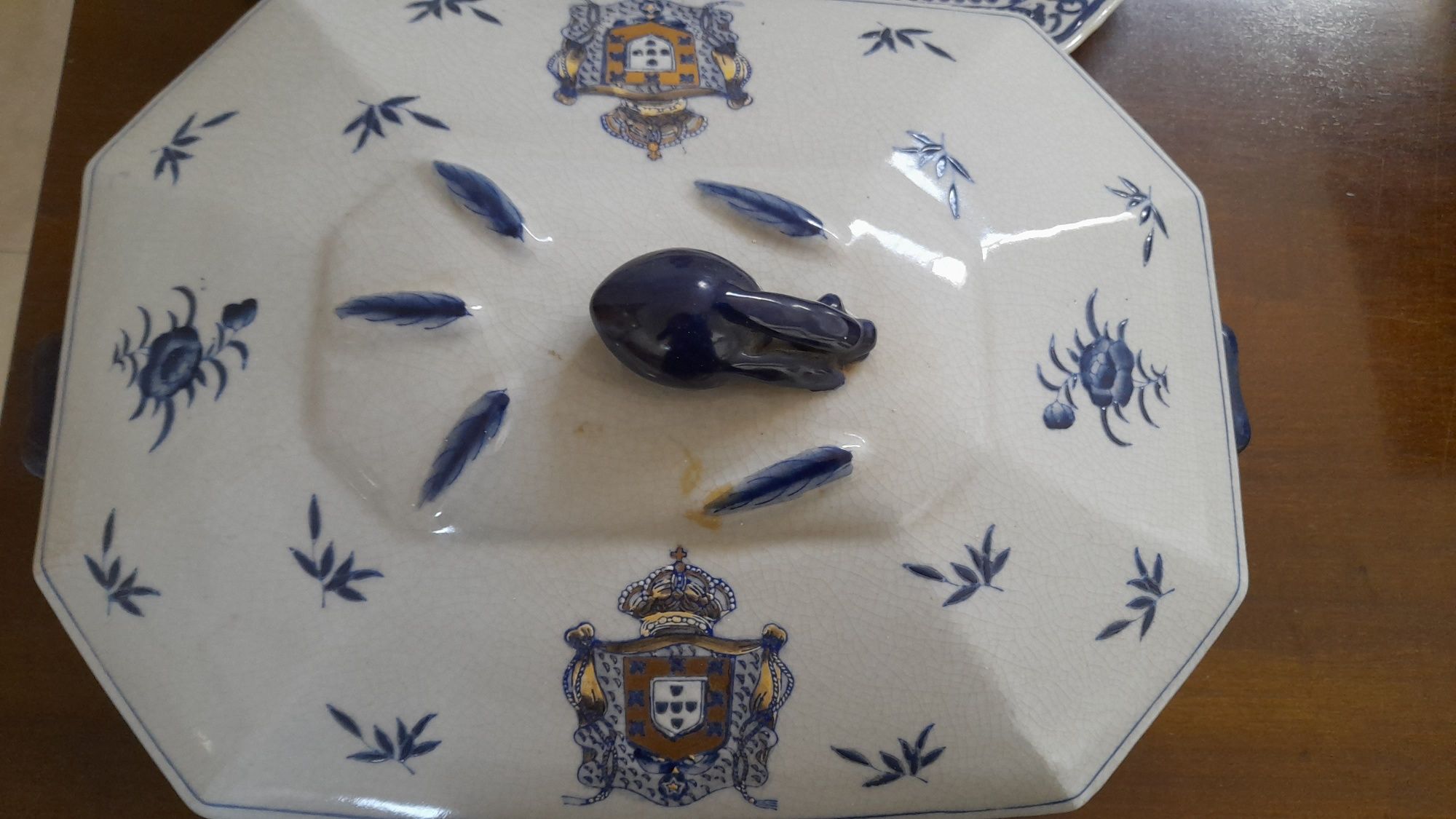 Terrina de porcelana com brasão de Portugal