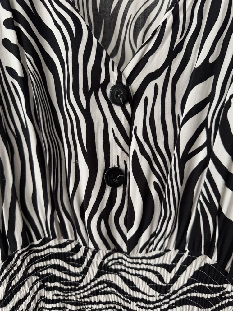 Sukienka wzorzysta elegancka midi zwierzęcy wzór guziki zebra zeberka