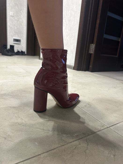 Лаковані червоні черевики на підборах Zara