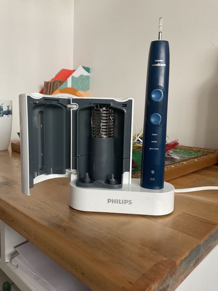 szczoteczka sonicare ze stacja UV i etui