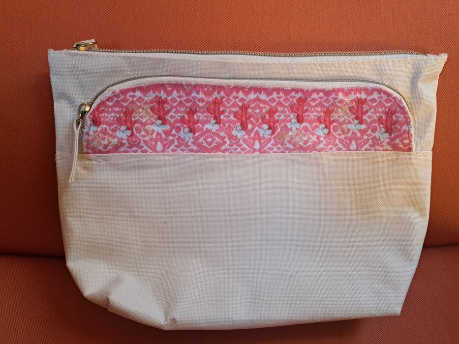 Biało-różowa kosmetyczka