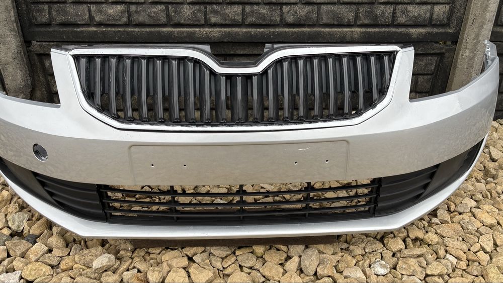 Zderzak przedni Skoda Octavia 3 III 5E 12- przedlift srebrny LA7W