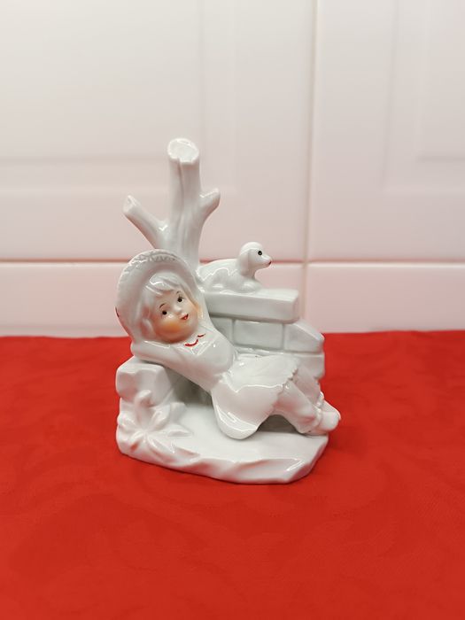 Peça Decorativa em Porcelana. Menina e Cão