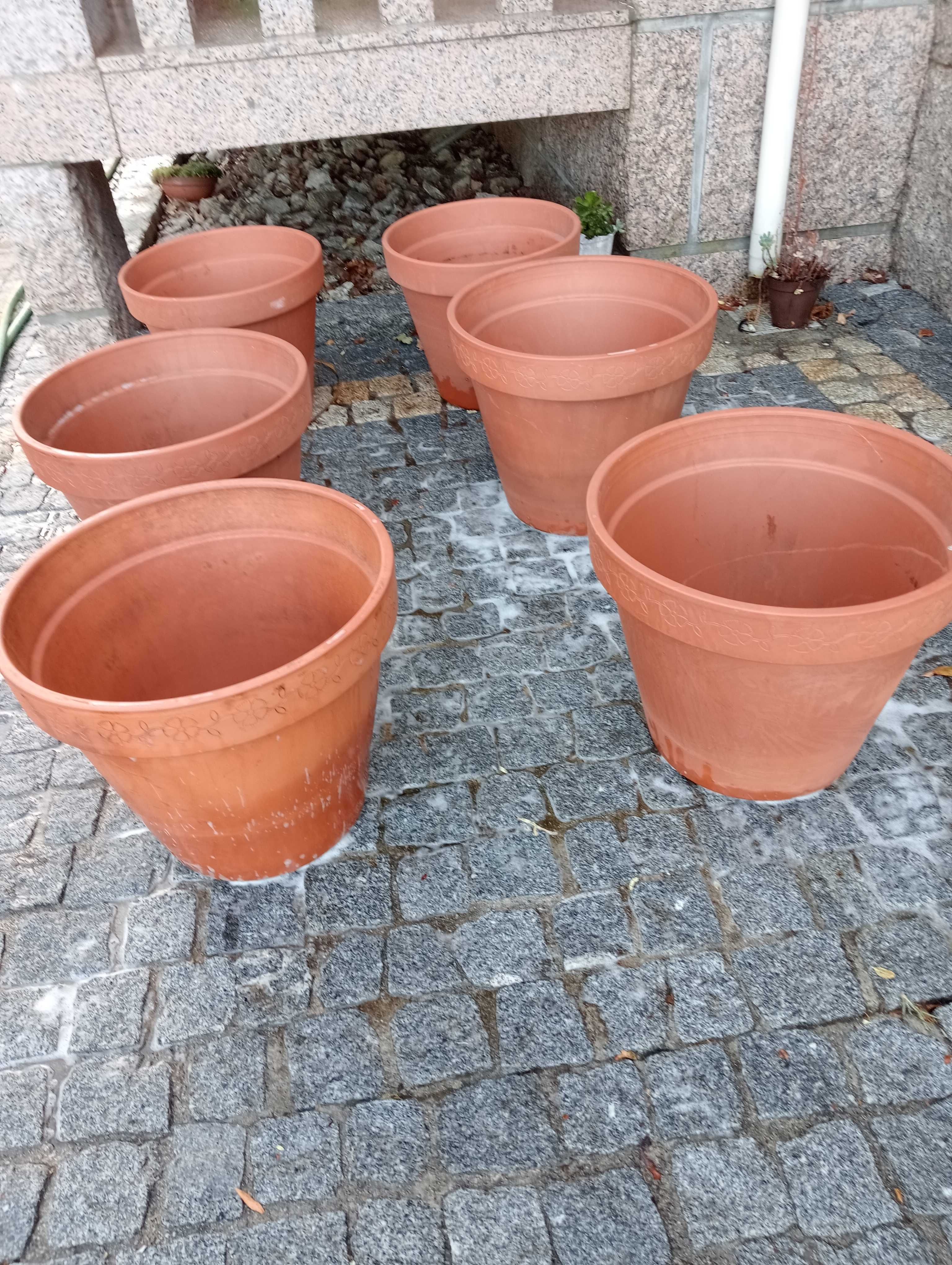 6 Vasos grandes de barro do exterior. 12 euros cada um dos vasos.