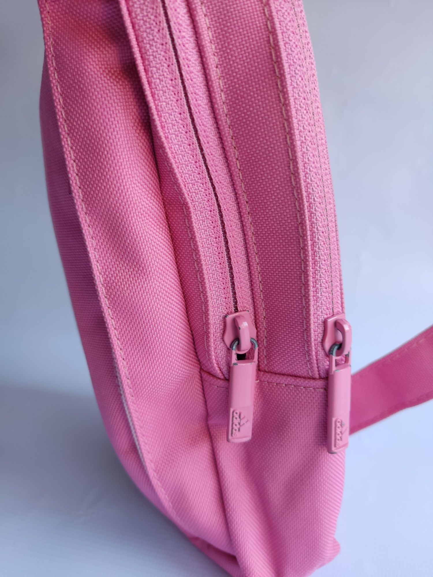 Bolsa Adidas cor de rosa com 4 compartimentos