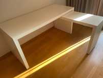 Secretaria branca com mesa amovivel