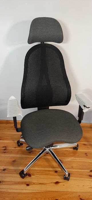 Sprzedam fotel ergonomiczny z zagłówkiem czarno szary