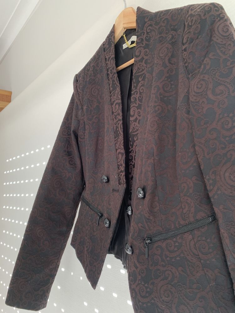 Bluser preto com desenhos de ornamentos