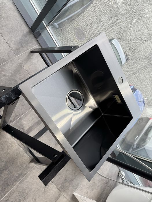 Zlew jednokomorowy z otworem na baterie stalowy grafit 45x46 46x45