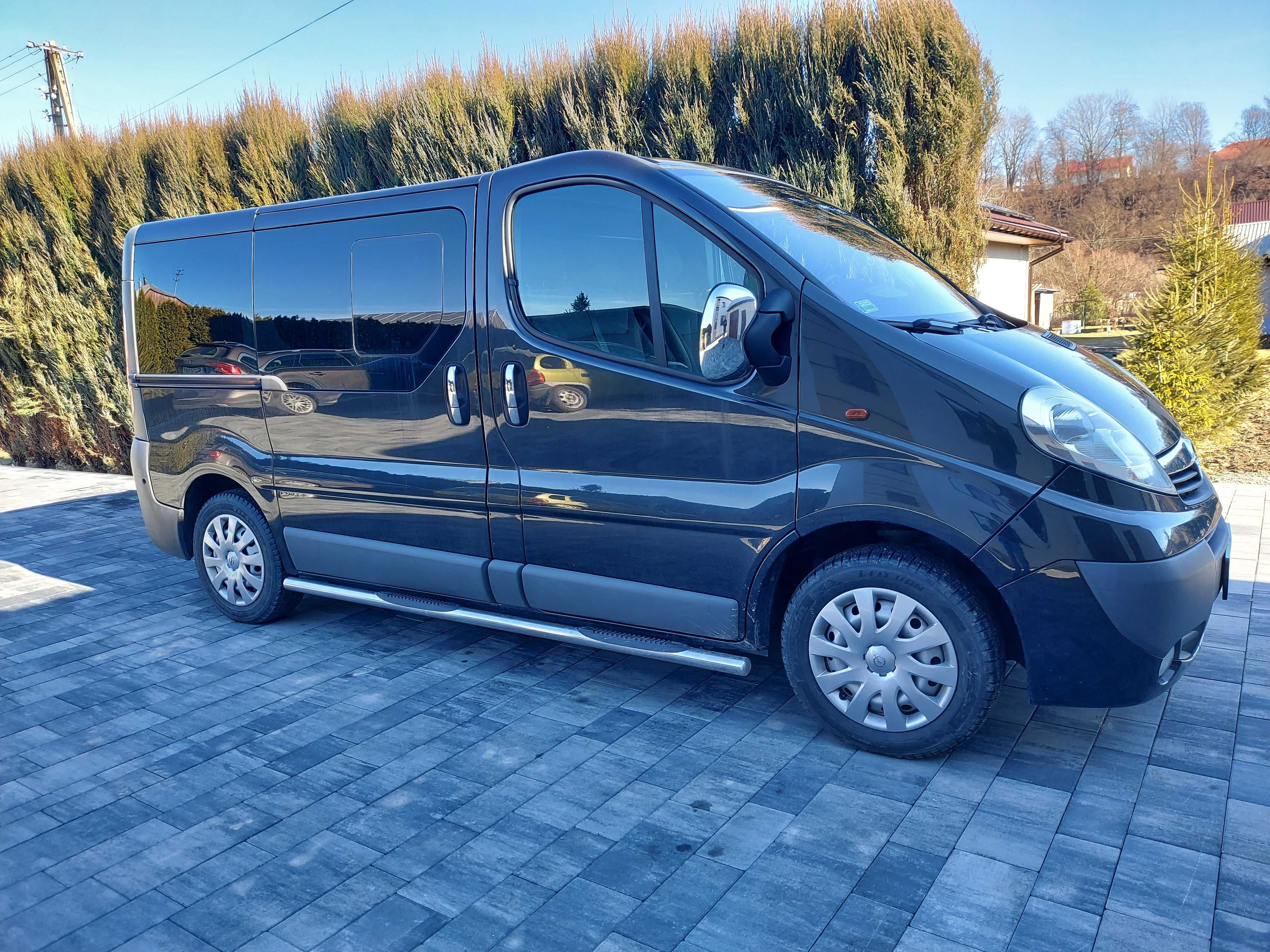 Przewóz  osób  ,imprezy okolicznościowe, wesela i inne 8+1 vivaro 9os