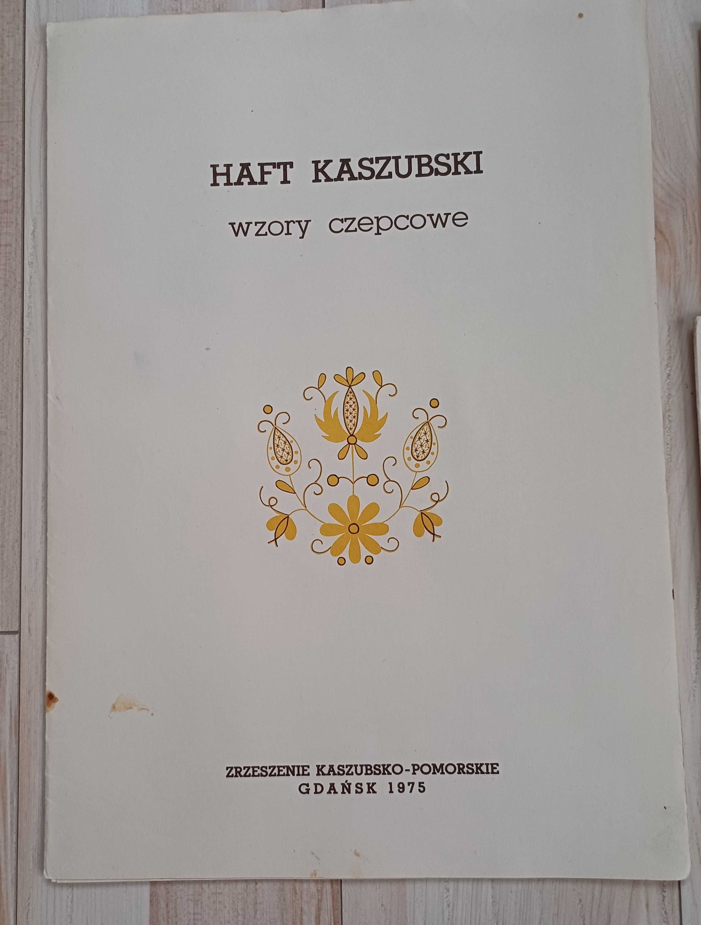 Sześć unikatowych zeszytów z wzorami haftów kaszubskich.