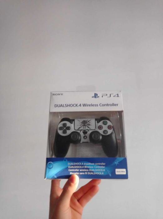 PS4 slim + 6 GIER + 2 pady