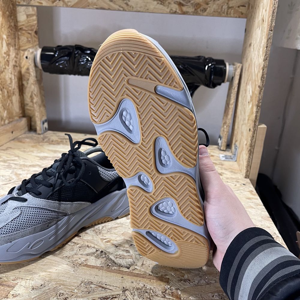 Чоловічі кросівки Adidas Yeezy Boost 700