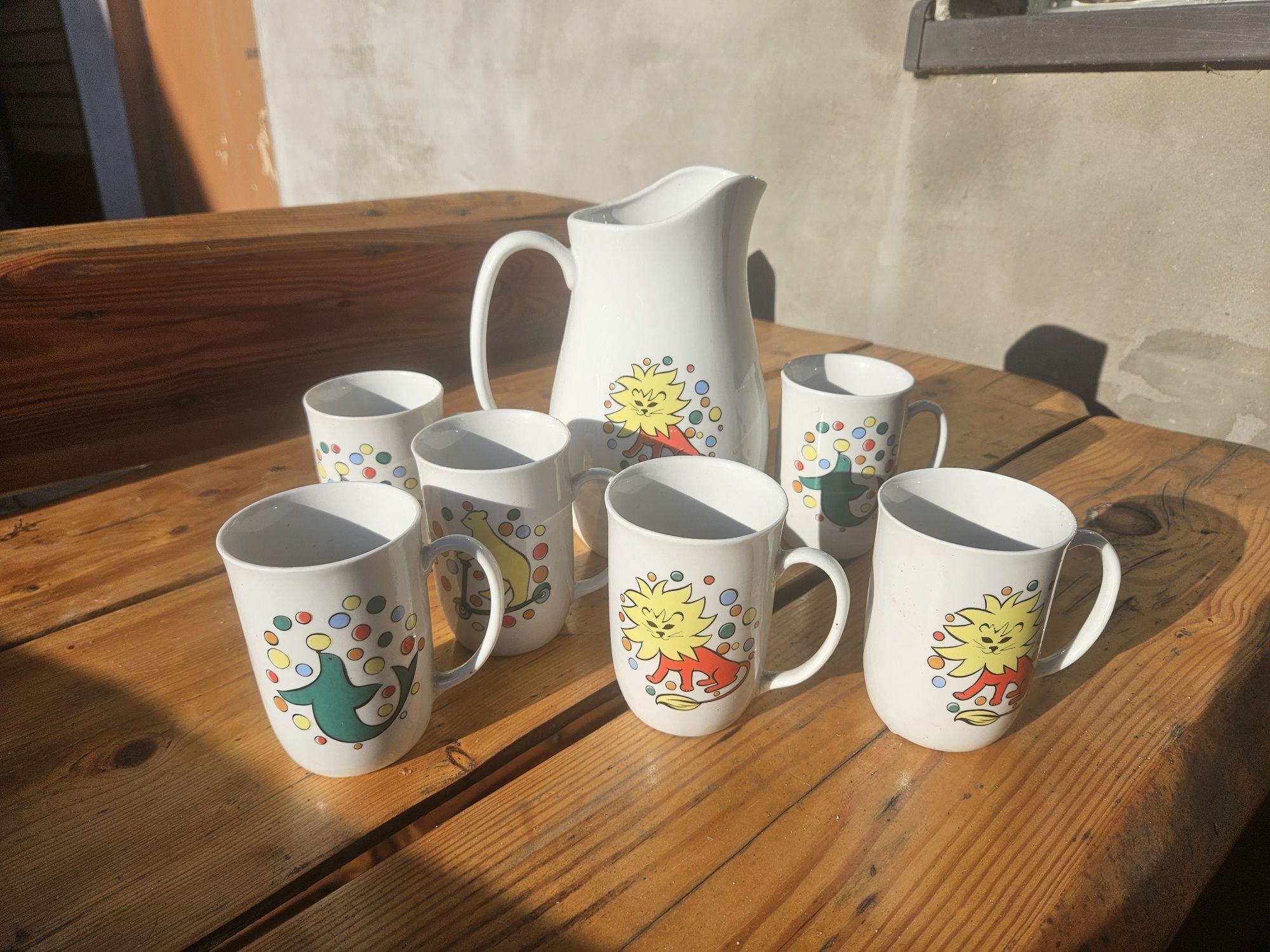 Porcelana Chodzież motyw cyrkowy dzbanek na mleko plus kubki PRL i