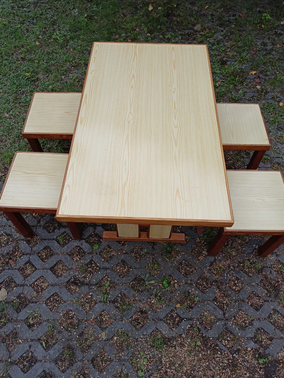 Drewniany stół że stołkami