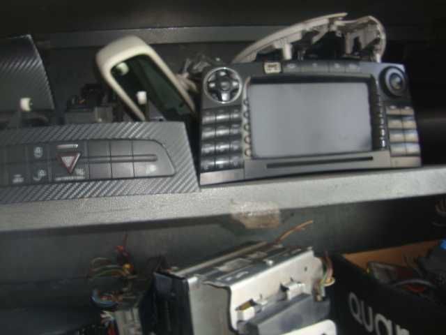 Mercedes W 211 Radio i inne urządzenia.