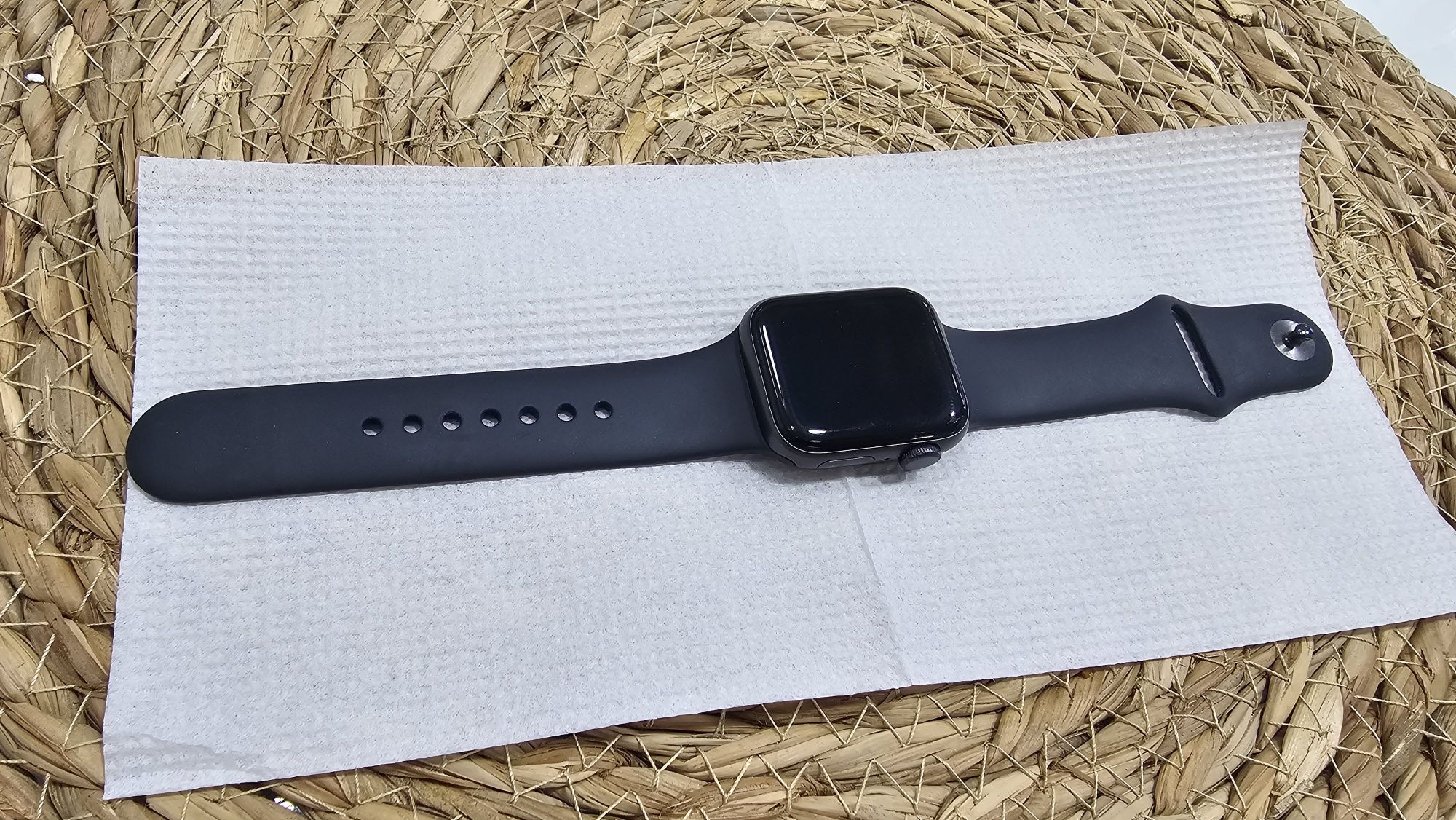 Apple watch SE 40mm aluminum&ceramic в чудовому стані